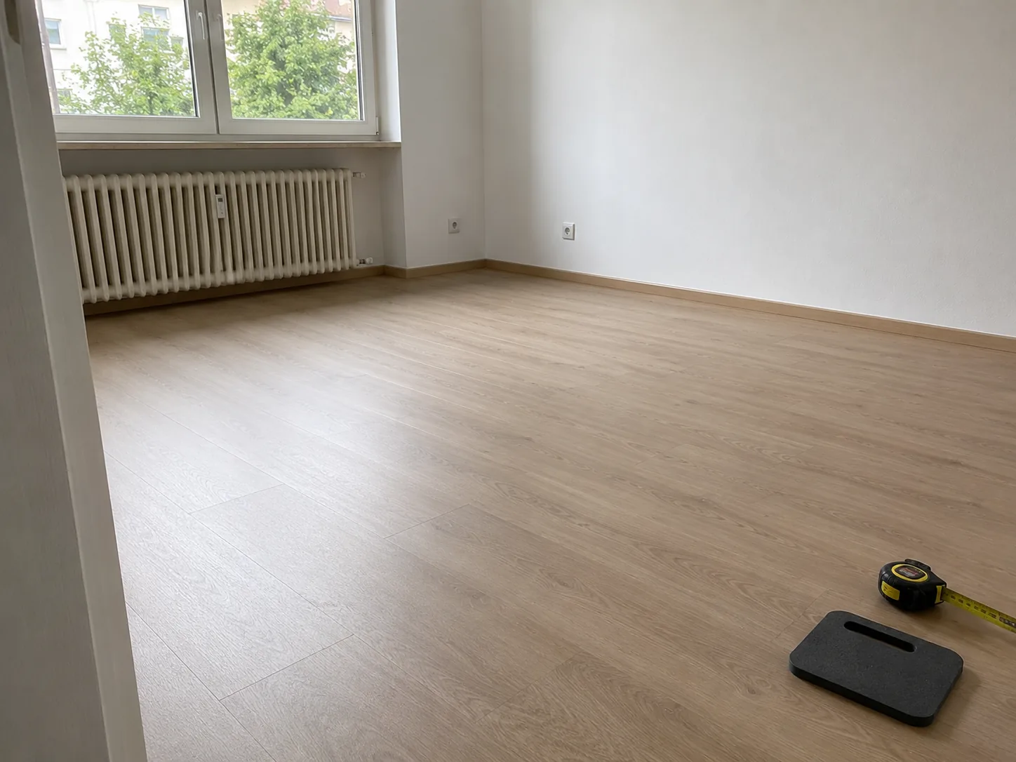 Neu verlegter Laminatboden in heller Eiche