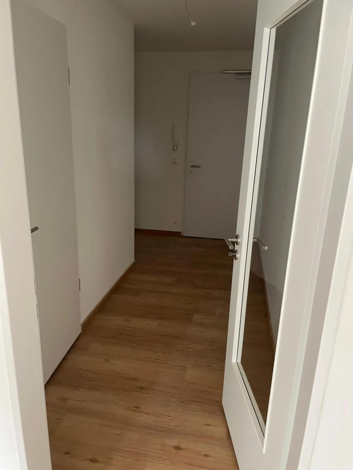 Vinylboden durch einen Flur verlegt
