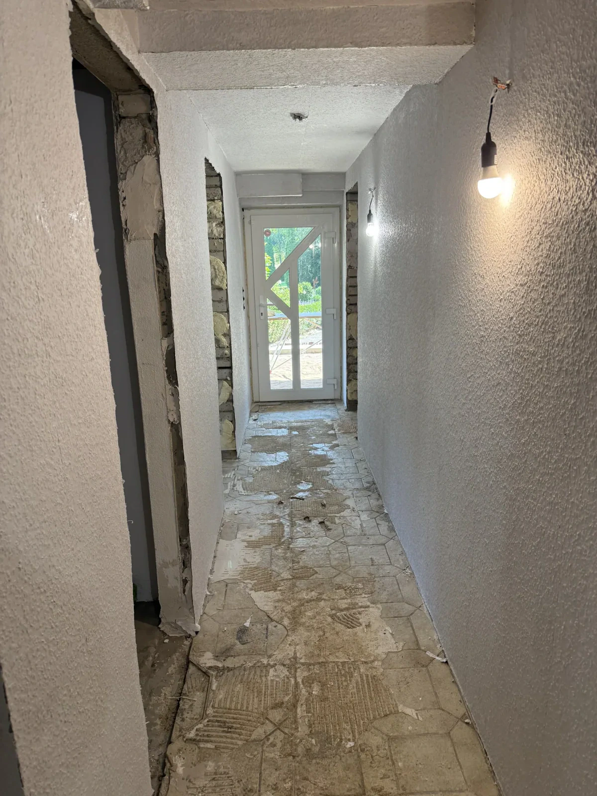 Frisch tapezierte Kellerwand
